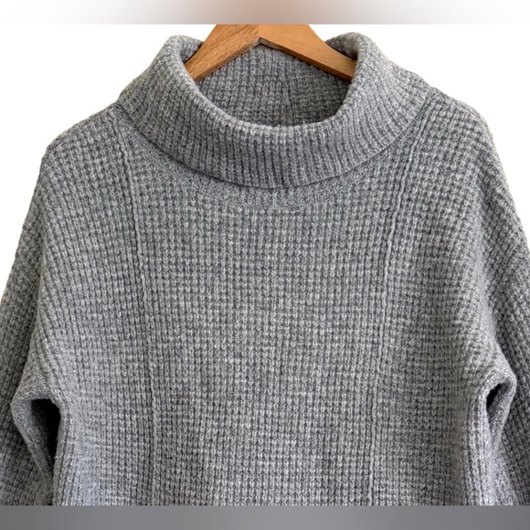 FREE PEOPLE 100% Wool Waffle Knit Fold-over Cowl-Neck Preppy Casual Sweater Sz M - Picture 4 of 9